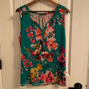 Green top with flowers